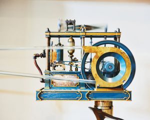 Un motore a vapore che è stato elettrificato perché dia l’impressione di alimentare i ventilatori nello studio per scrittori di Ms. Clare ad Amherst, Mass. – Tony Luong per il New York Times