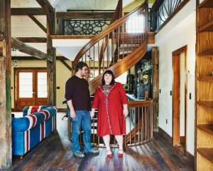 Ms. Clare e suo marito, Joshua Lewis, nel loro studio per scrittori ad Amherst, Mass. – Tony Luong per il New York Times